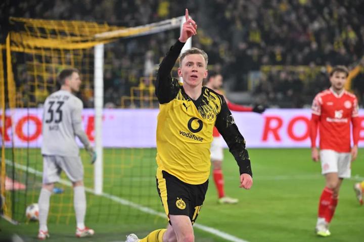  年轻前锋拜尔谈世界杯梦想；专注多特成长与场外飞镖乐趣。 体育新闻