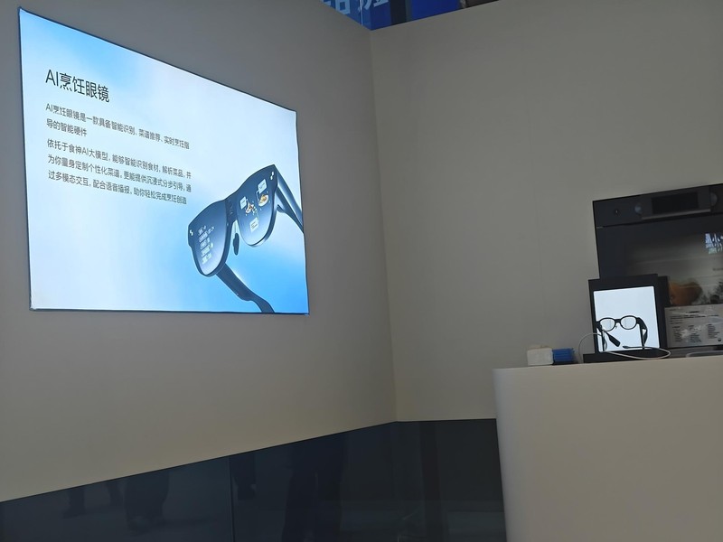  从AWE现场看厨电新风向；方太机器人厨房惊艳亮相，老板AI眼镜辅助烹饪。 家电市场