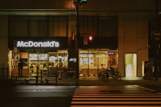 车企纷纷推出七年期车贷方案；银行参与意愿有限。