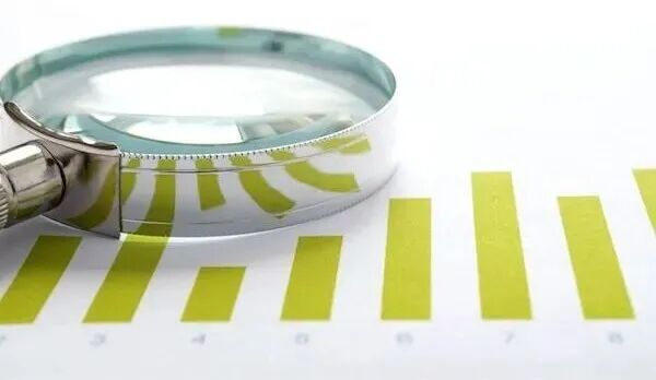  颖通控股上市之路坎坷：预付款争议导致审计师更迭，内控与业绩双重承压。 股票财经