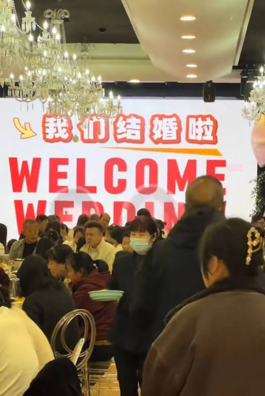  极简婚礼引发热议，；河南新人选择简单方式办喜事。 情感心理