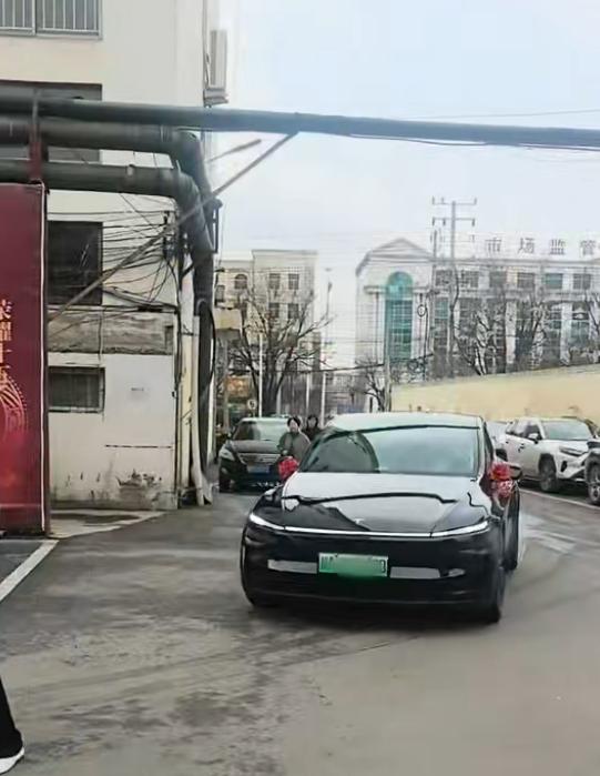  极简婚礼引发热议，；河南新人选择简单方式办喜事。 情感心理