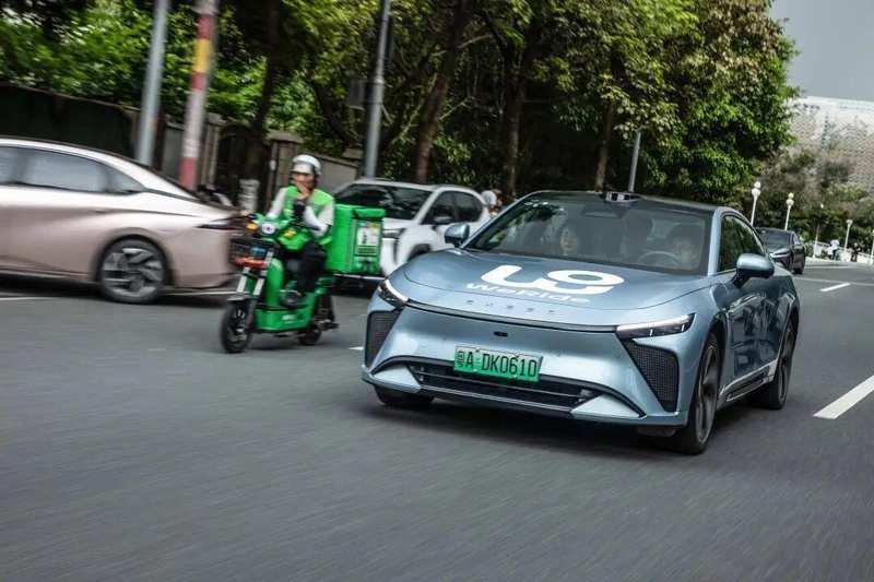  Robotaxi商业化加速推进；文远知行2025年业绩展现增长潜力，技术落地成效显著。 IT技术