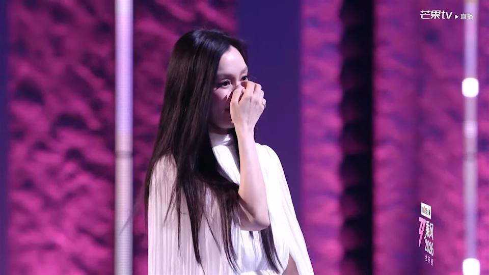  《乘风2026》首播惊现戏剧性一幕：范玮琪泪洒舞台背后的故事，让人唏嘘 娱乐新闻