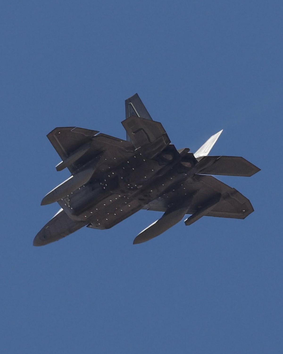 【技术解密】F-22“猛禽2.0”升级计划全解析：隐身副油箱如何重塑空中作战半径 新闻