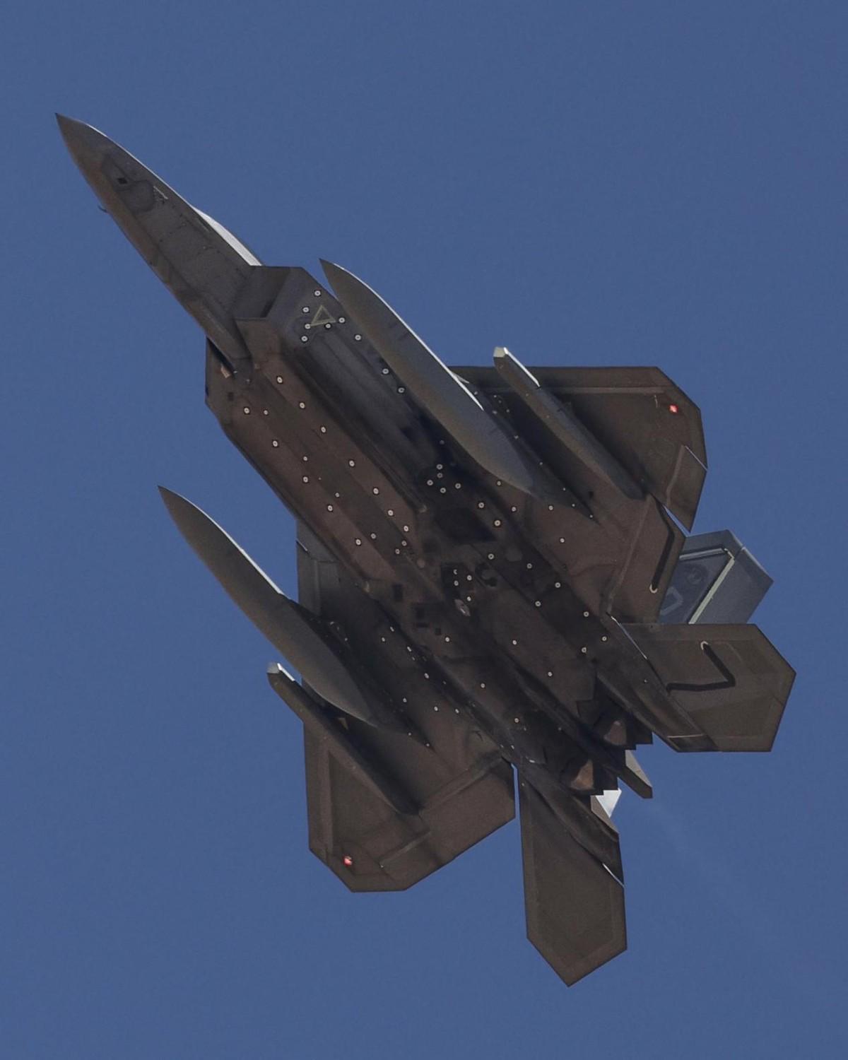  【技术解密】F-22“猛禽2.0”升级计划全解析：隐身副油箱如何重塑空中作战半径 新闻