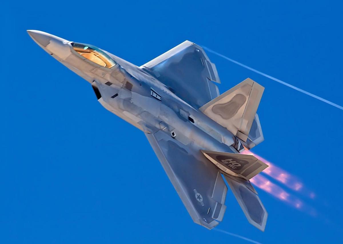  【技术解密】F-22“猛禽2.0”升级计划全解析：隐身副油箱如何重塑空中作战半径 新闻