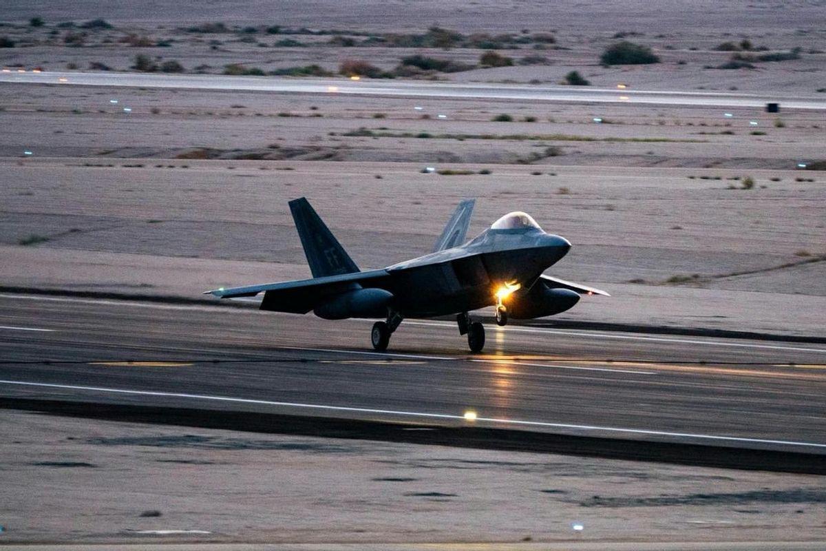  【技术解密】F-22“猛禽2.0”升级计划全解析：隐身副油箱如何重塑空中作战半径 新闻