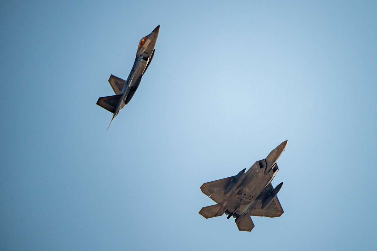  【技术解密】F-22“猛禽2.0”升级计划全解析：隐身副油箱如何重塑空中作战半径 新闻